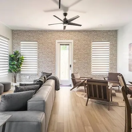 3Br 3Ba Downtown Group Getaway Sleeps 10, Pet Friendly, Private Patio, Walk To Riverwalk, Alamo Dome & Southtown